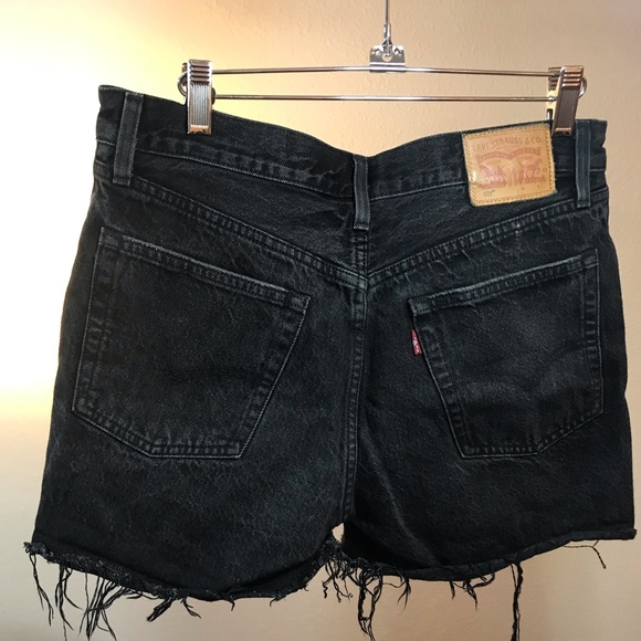 Women Levi three button black shorts - Picture 5 of 5